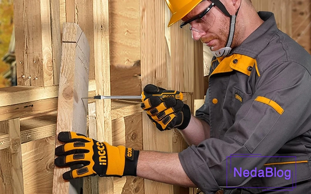 پیچ‌گوشتی اینکو در دستان یک نجار درحال پیچ کردن میخ به تخته چوب