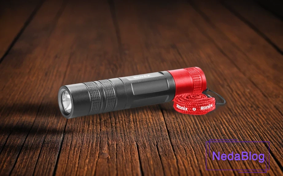 چراغ قوه دستی کوچک رونیکس روی میز