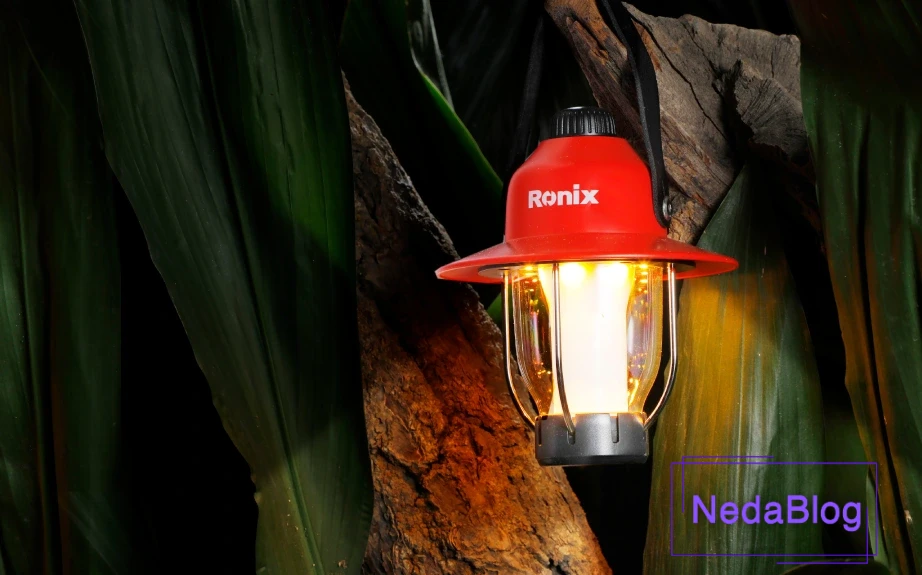 چراغ فانوسی رونیکس آویزان از درخت در کمپ