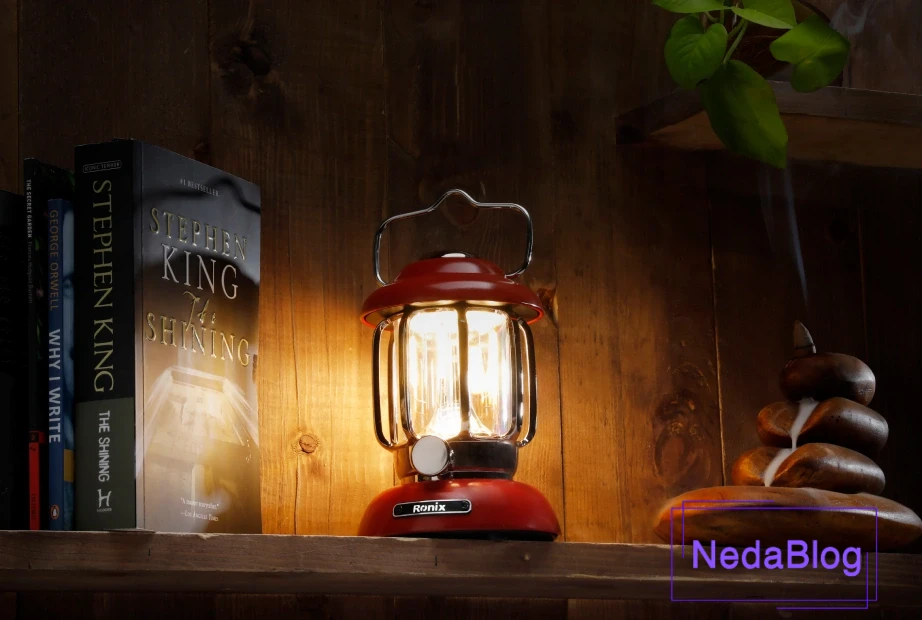 چراغ فانوسی مینیمال رونیکس روشن در طبقه کنار کتاب و جاعودی