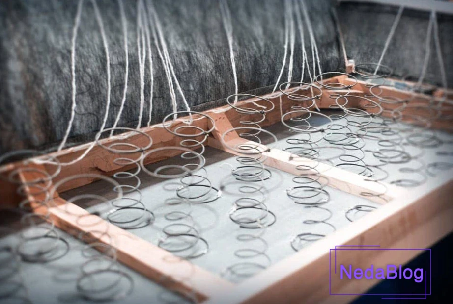 مبل نیمه ساخته شده در مراحل 
آخر