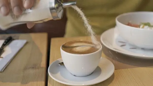 هشدار جدی درباره مصرف تخممرغ با چای و قهوه؛ ترکیبی که نباید دستکم بگیرید / چرا خوردن تخممرغ با چای و قهوه خطرناک است؟ / توصیه مهم متخصصان تغذیه