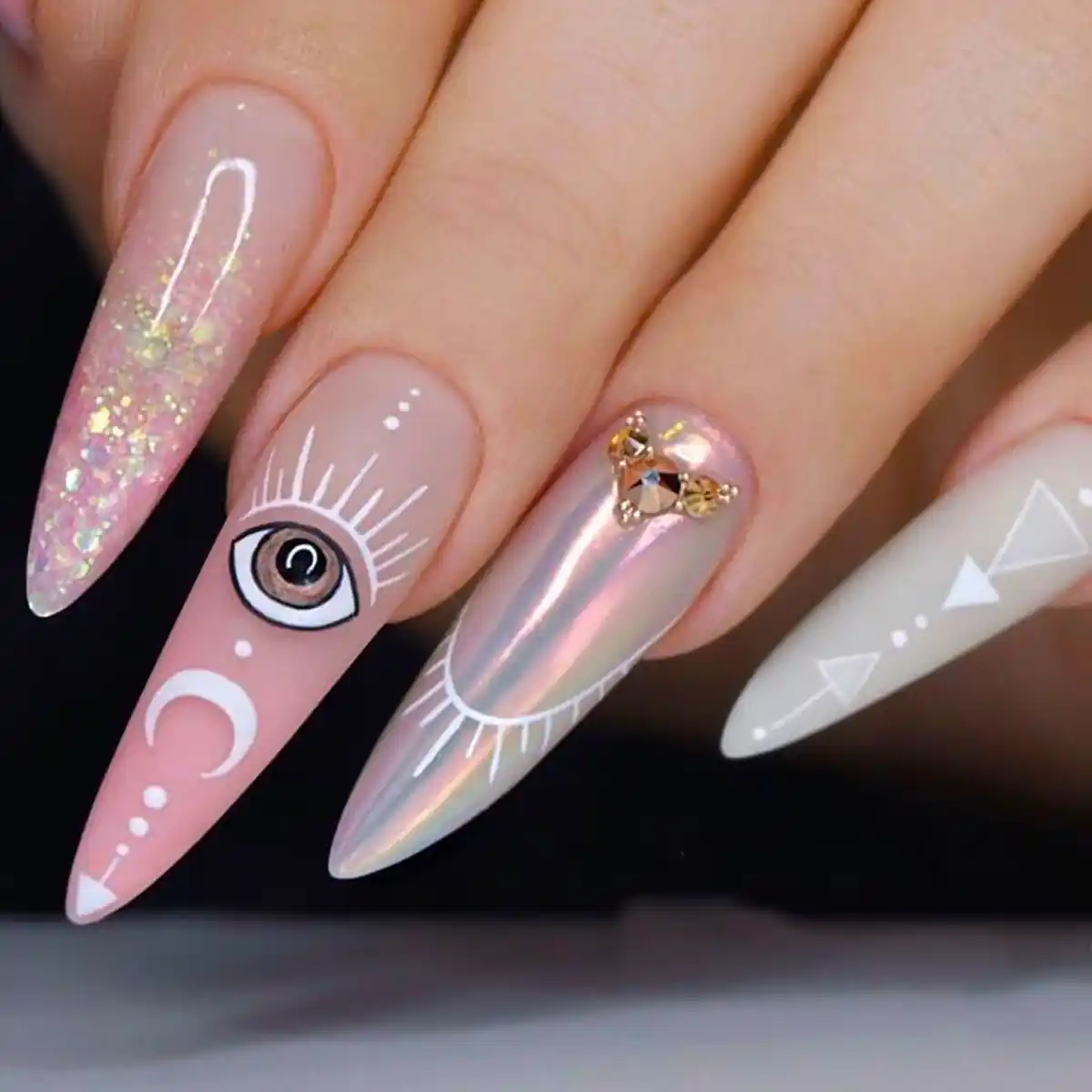 طراحی ناخن نوک تیز ترند