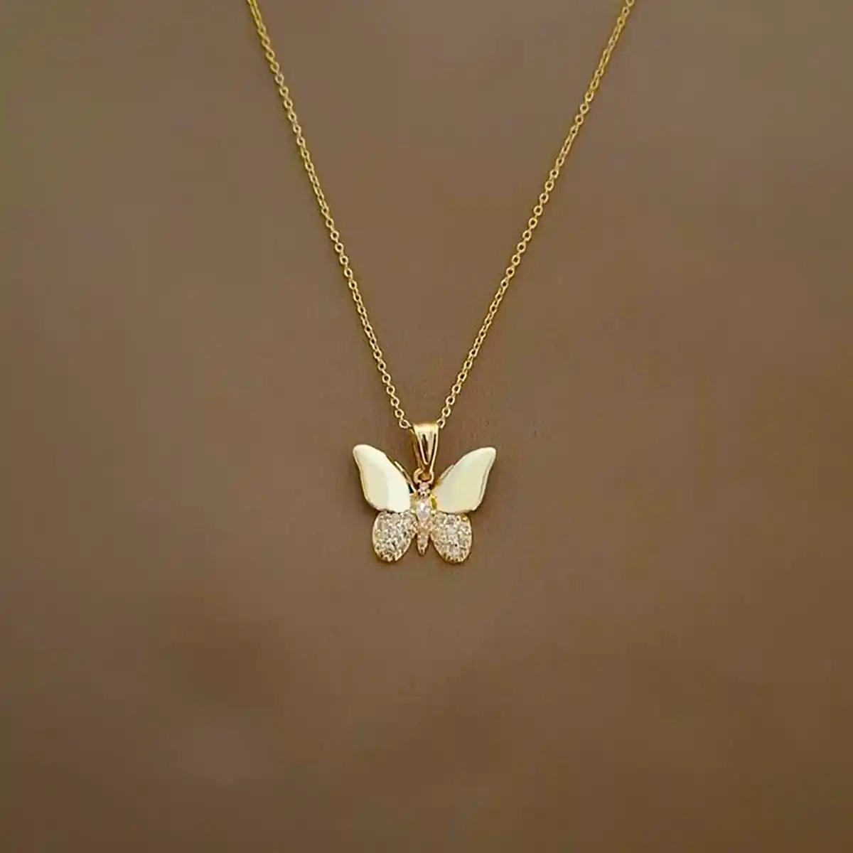 تو گردنی پروانه ای زیبا