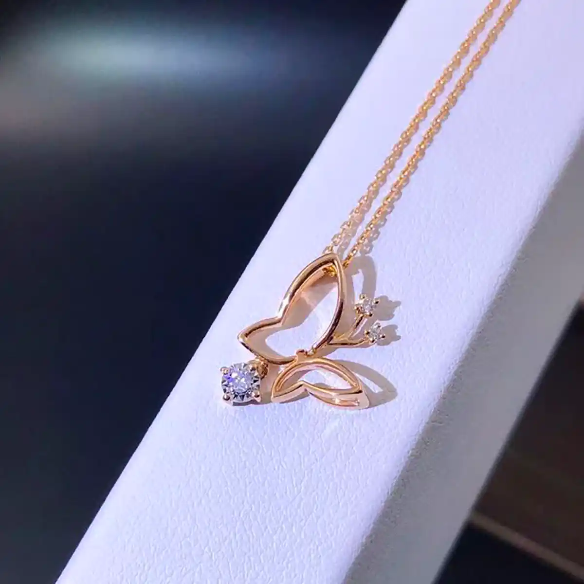 تو گردنی پروانه ای زیبا