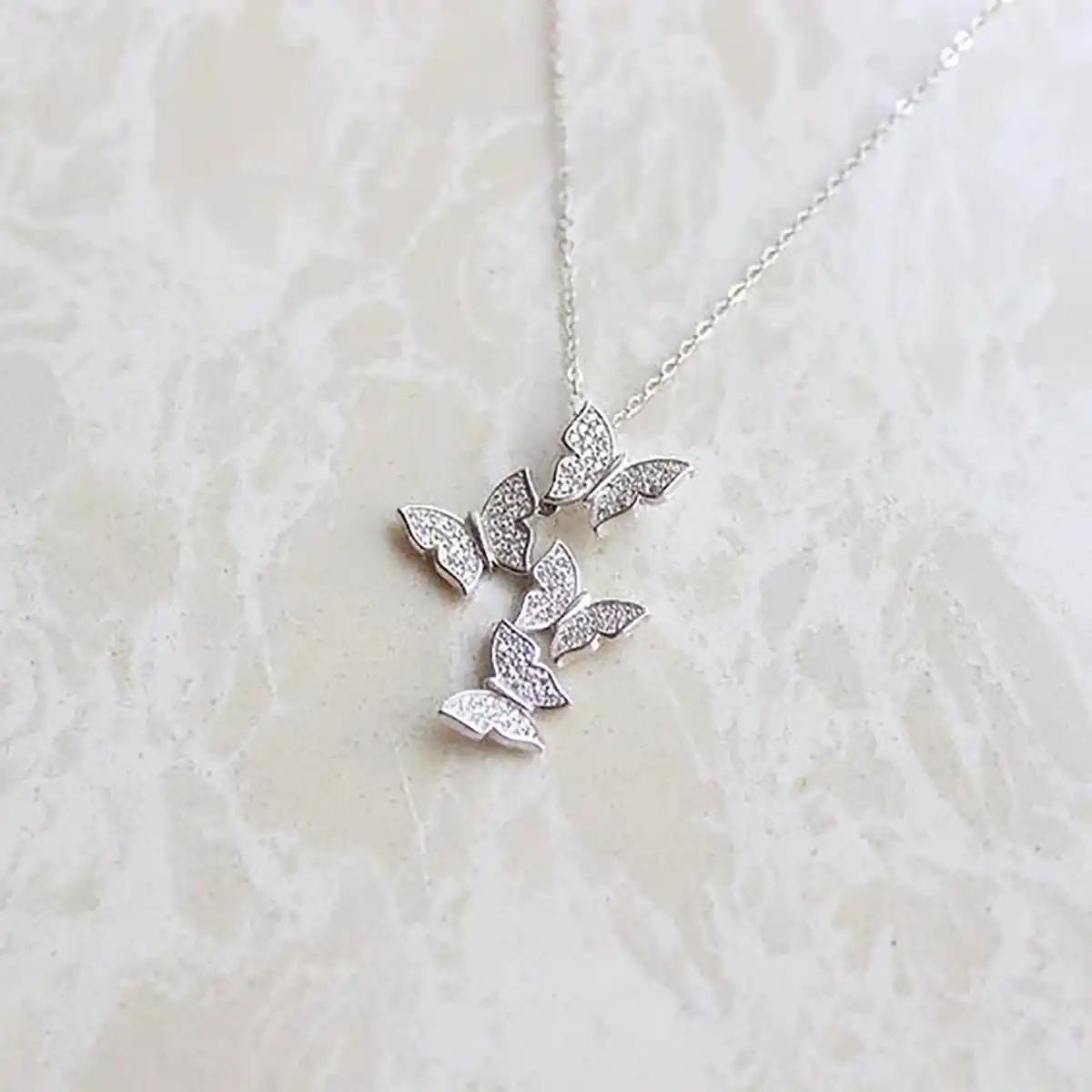 تو گردنی پروانه ای زیبا