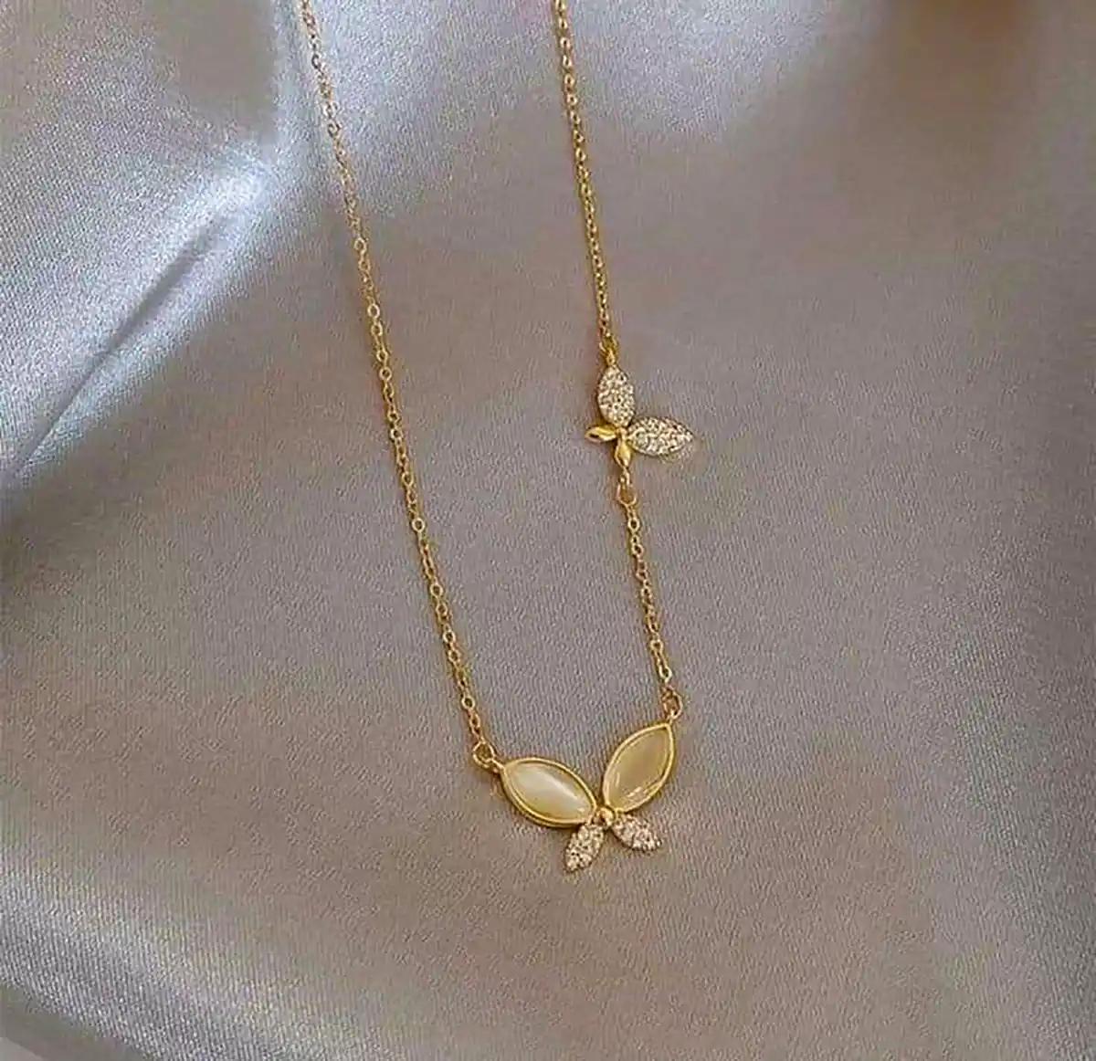 تو گردنی پروانه ای زیبا