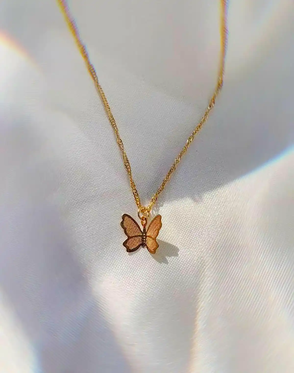 تو گردنی پروانه ای زیبا