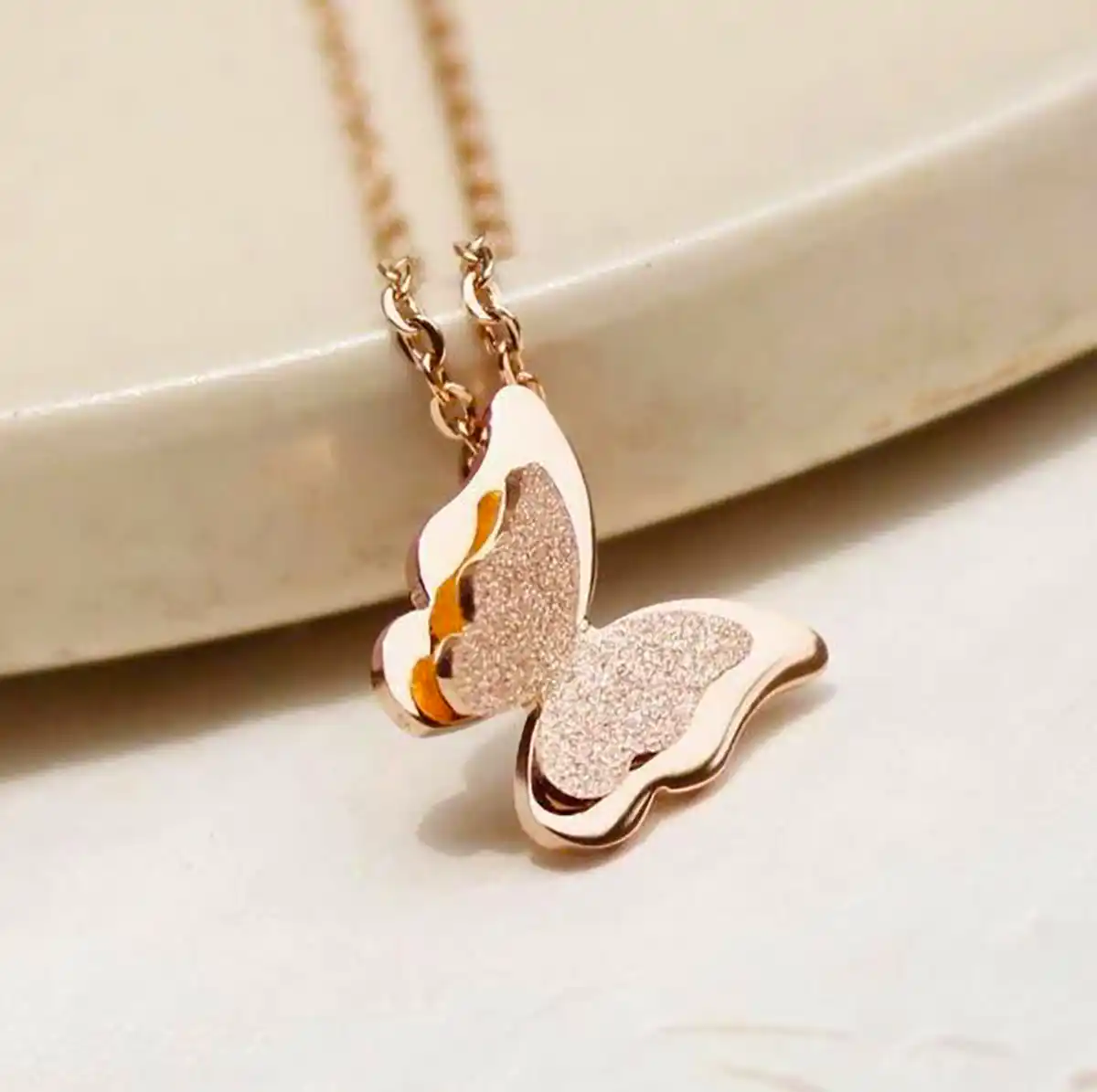 تو گردنی پروانه ای زیبا