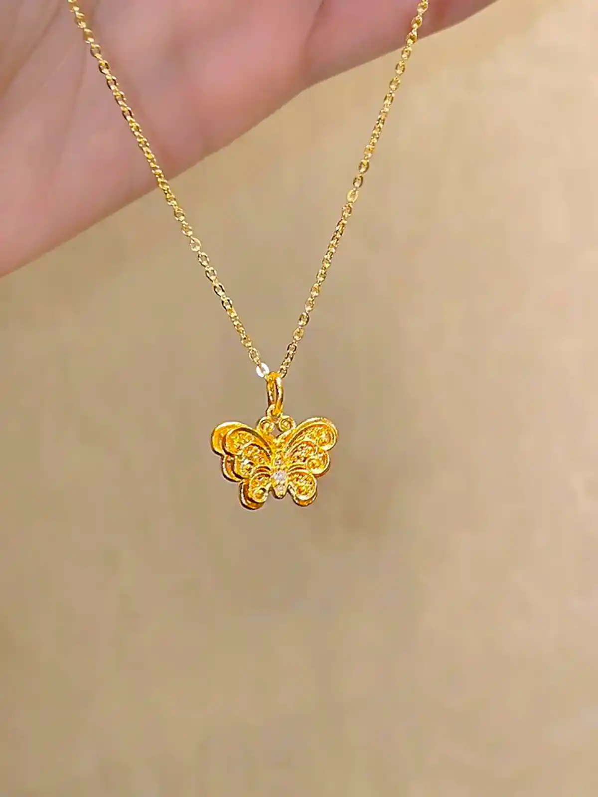 تو گردنی پروانه ای زیبا