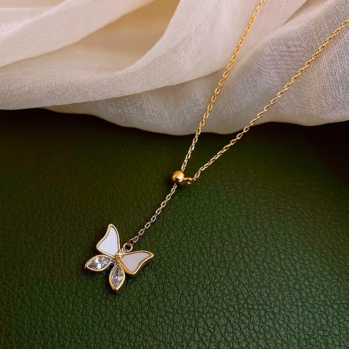 تو گردنی پروانه ای زیبا