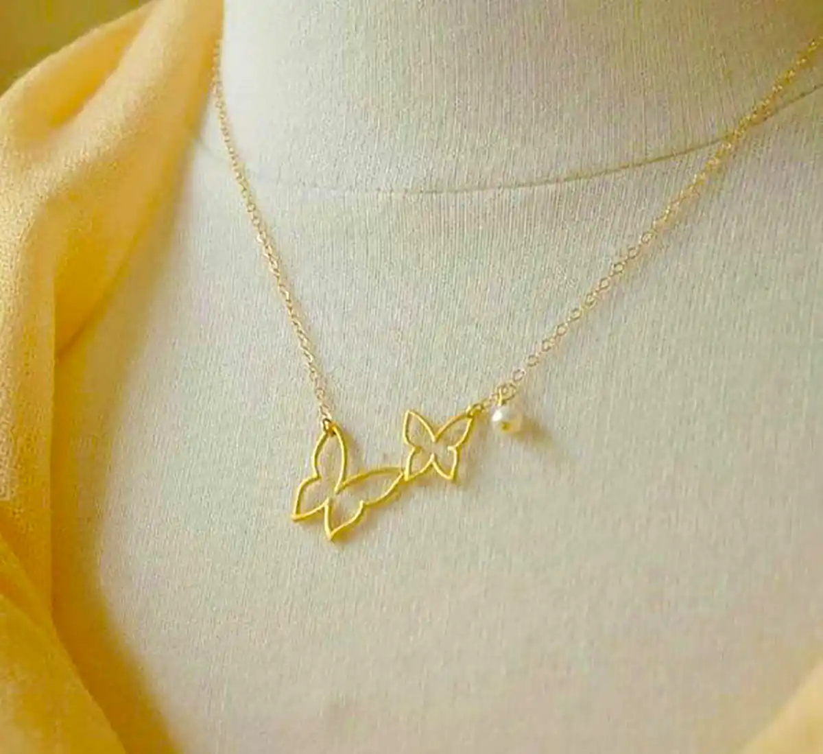 تو گردنی پروانه ای زیبا