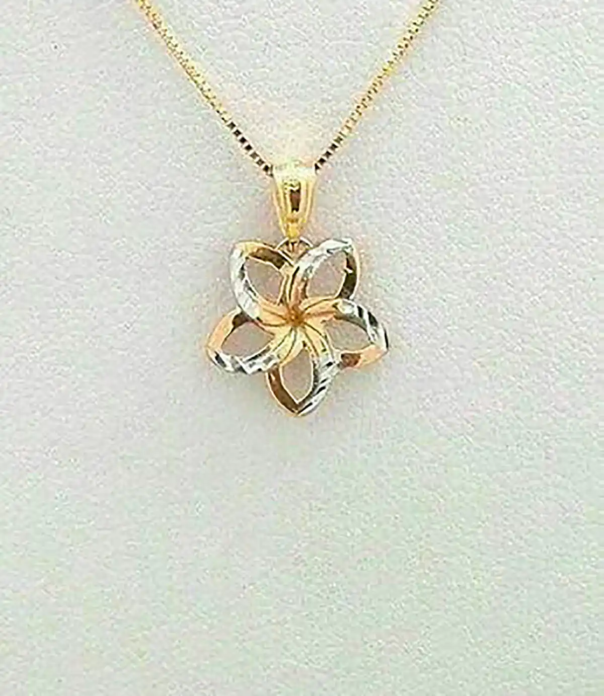 تو گردنی طلا خفن