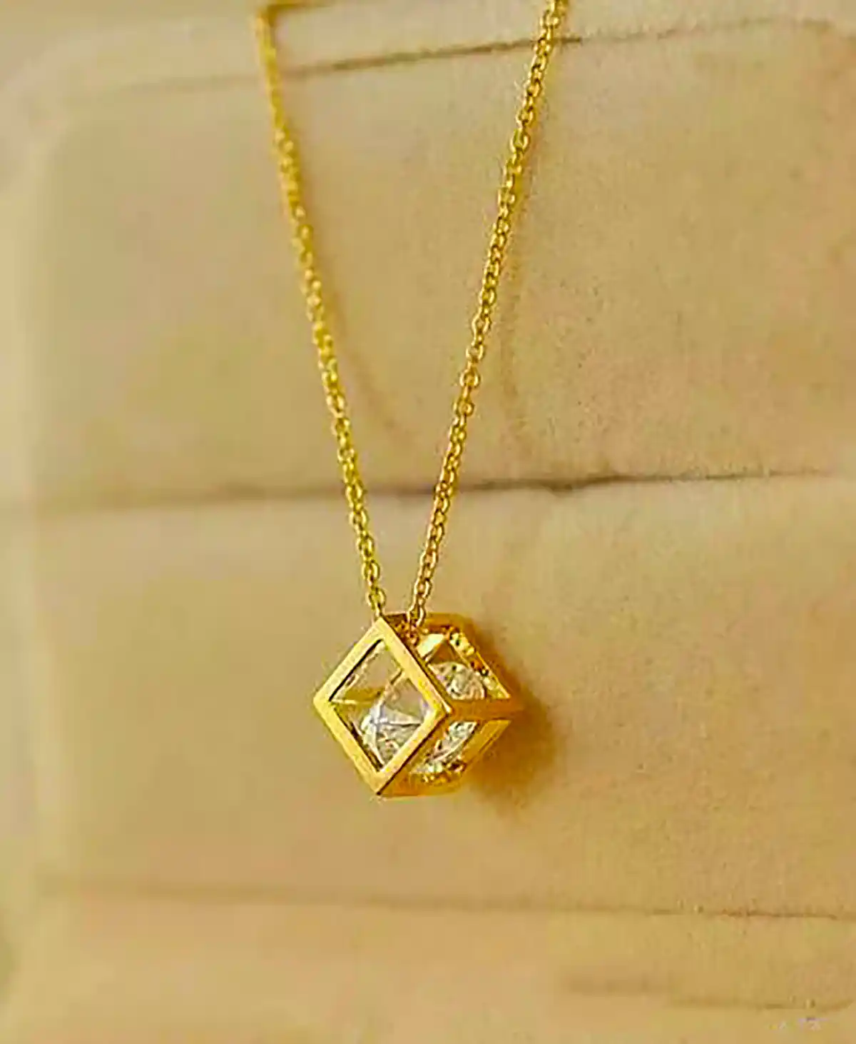 تو گردنی طلا خفن