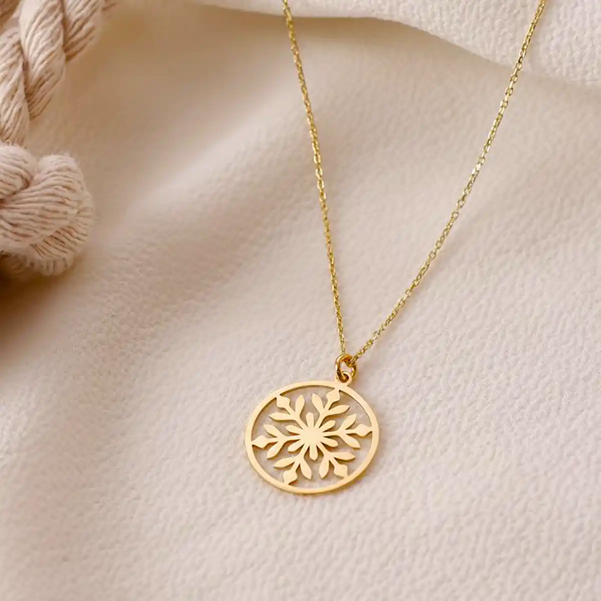 تو گردنی طلا خفن