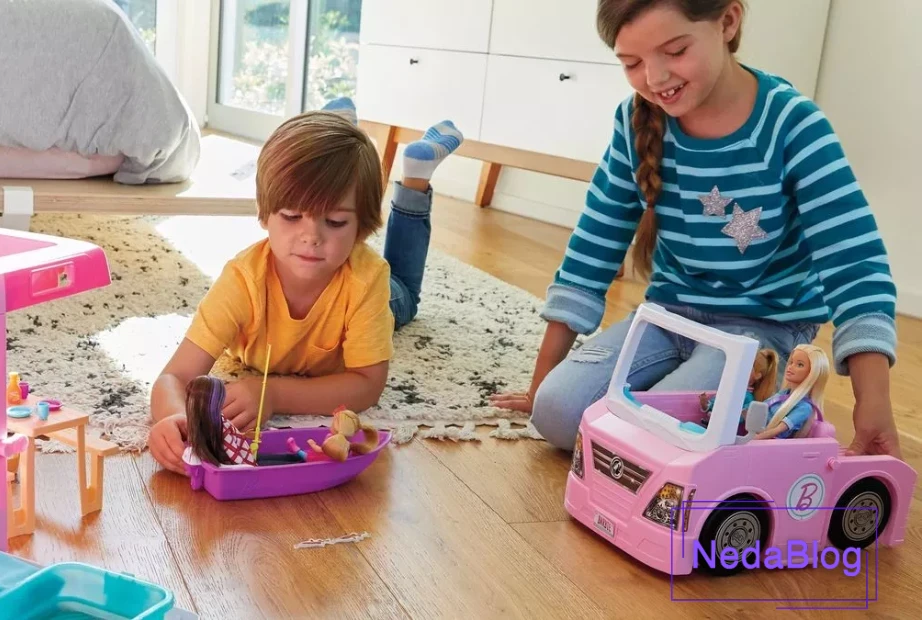 دو کودک در حال بازی با اسباب بازی روی فرش