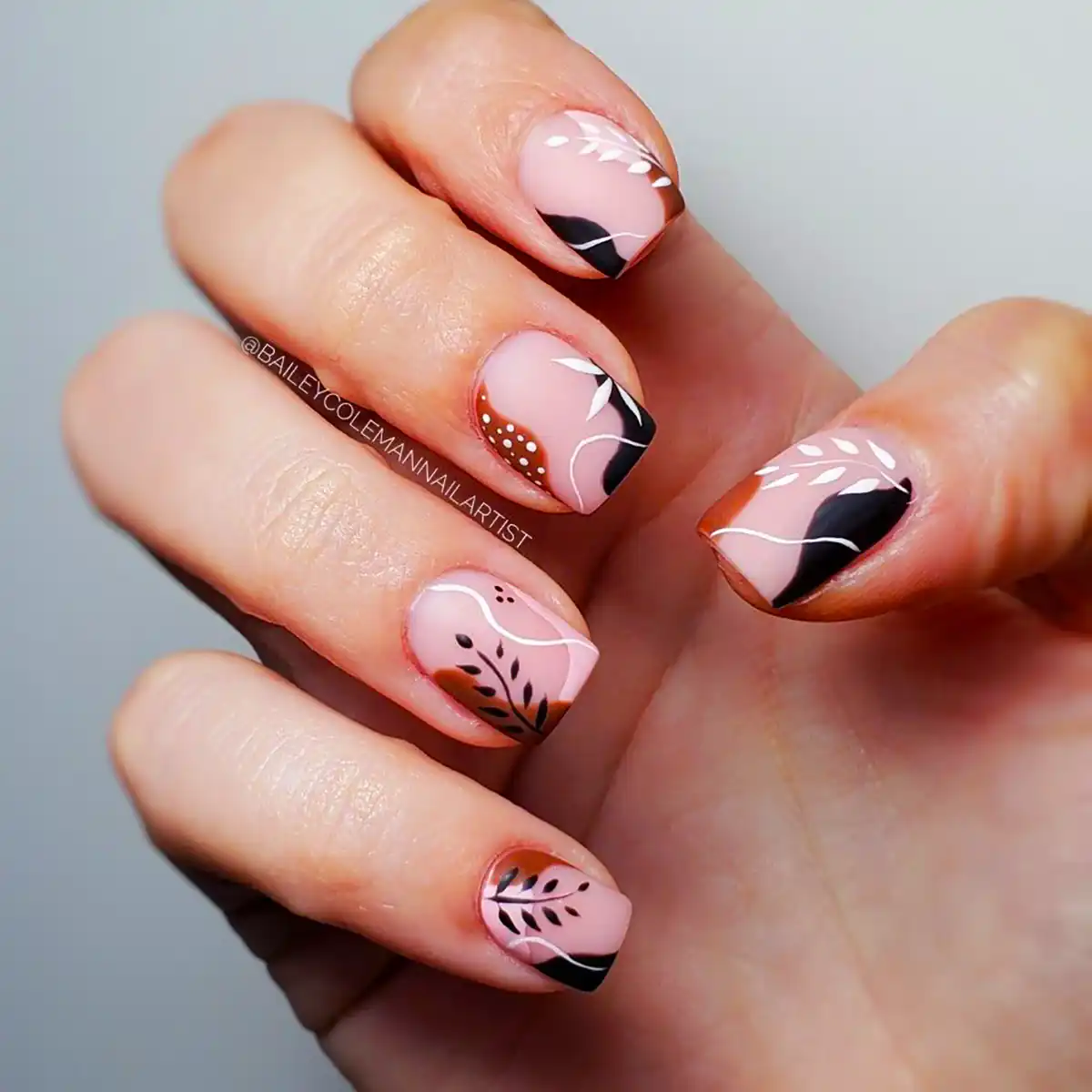 طراحی ناخن با تم مشکی