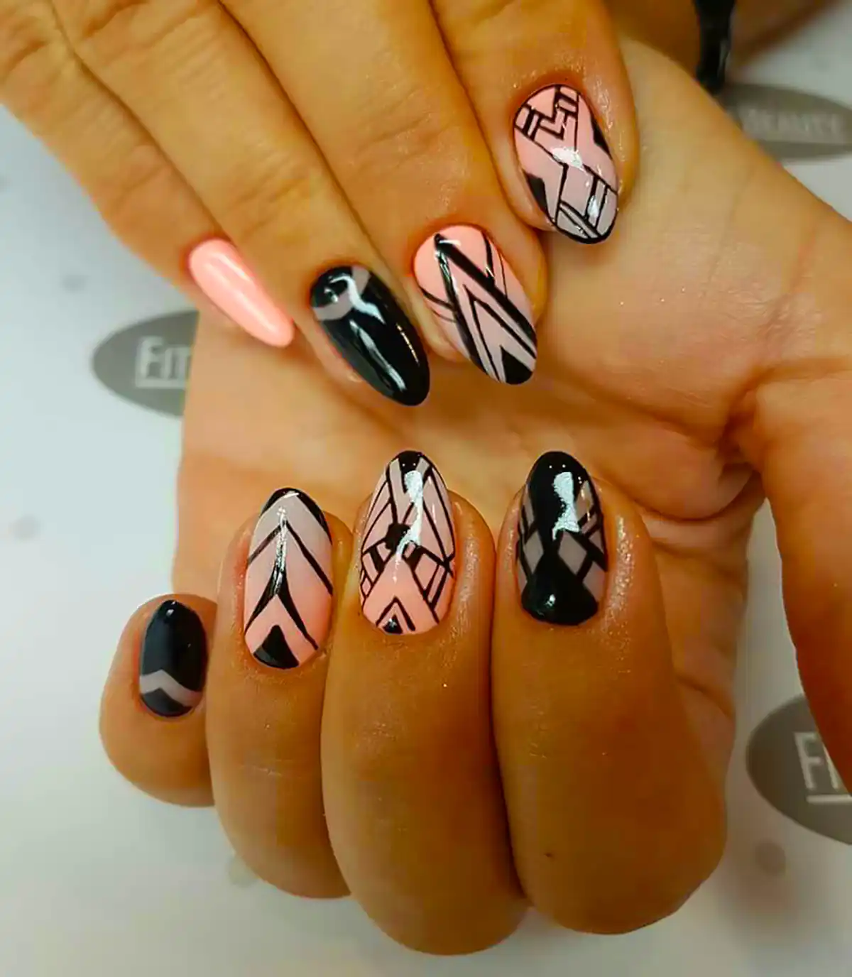 طراحی ناخن با تم مشکی