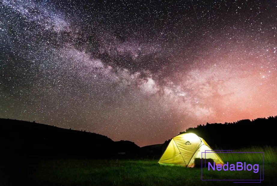 استفاده از چراغ شارژی اضطراری در داخل چادر در کمپ در دل طبیعت