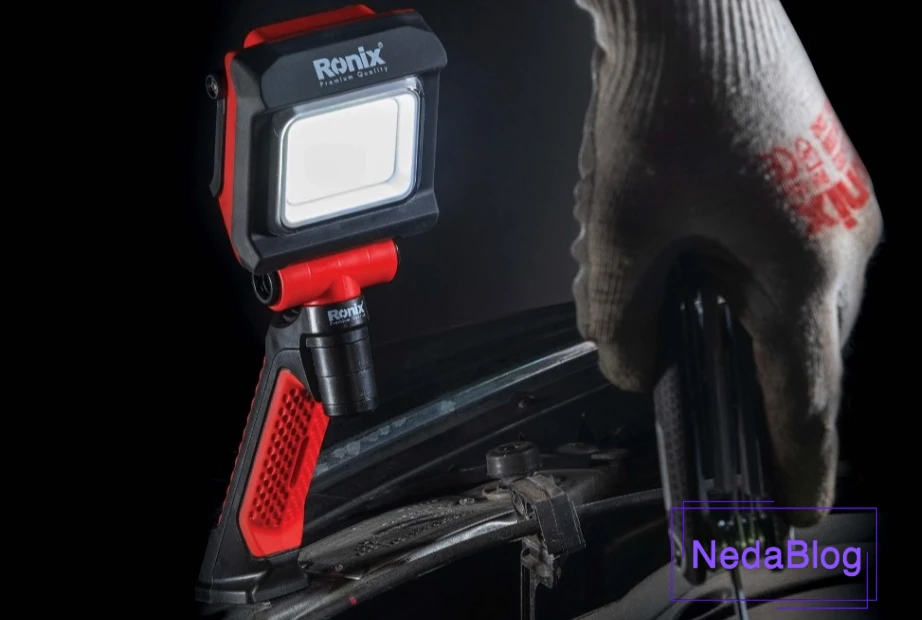 استفاده از چراغ های LED قابل حمل هنگام تعمیر ماشین