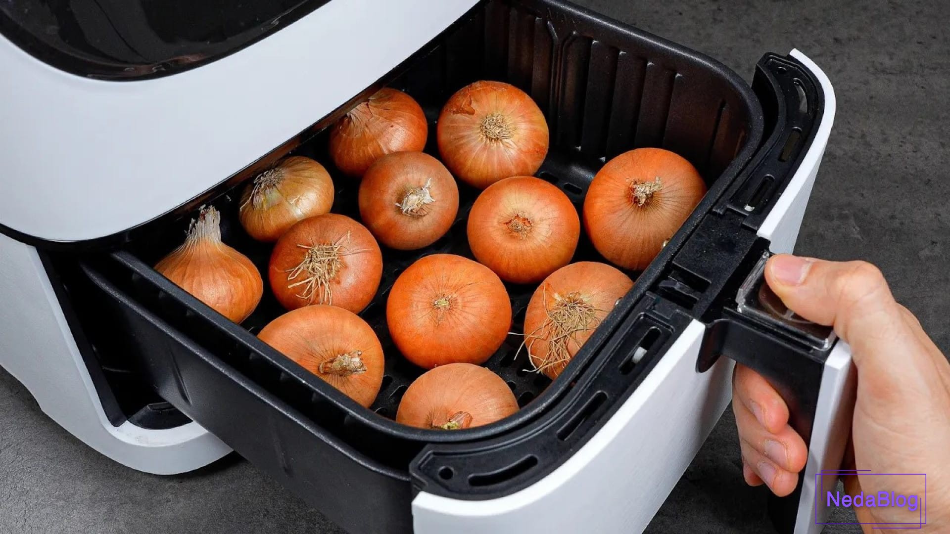 دورچین خانگی پیاز کامل پخته شده در هواپز سفید